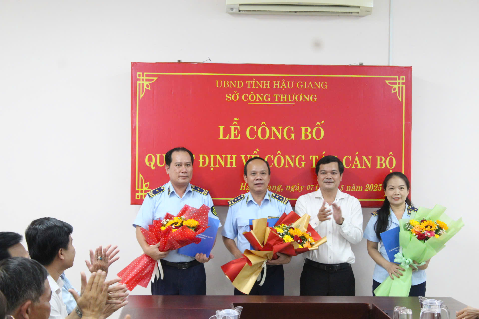 Công bố các Quyết định về công tác cán bộ của Chi cục Quản lý thị trường tỉnh Hậu Giang